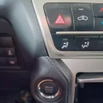 Кнопка аварійної сигналізації в автомобілі