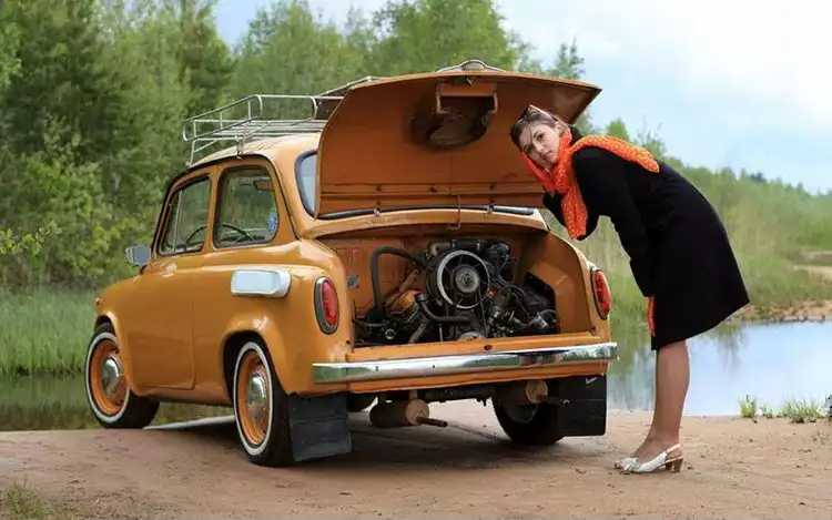 Двигун у багажнику автомобіля