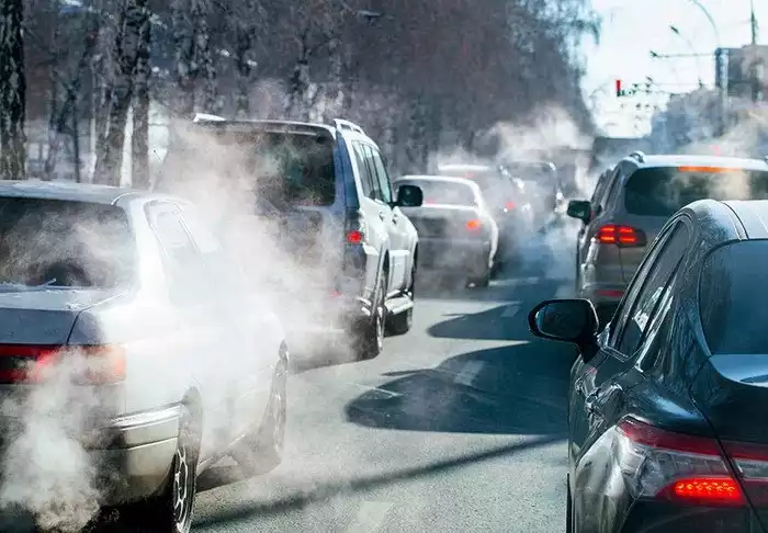 Белый пар из выхлопных труб автомобилей в тянучке