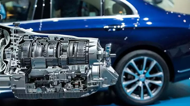 Двигун на тлі легкового автомобіля