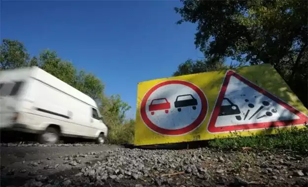 Знак на дороге «Гравий из-под колес»