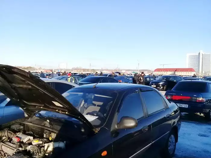 Автомобіль з відкритим капотом