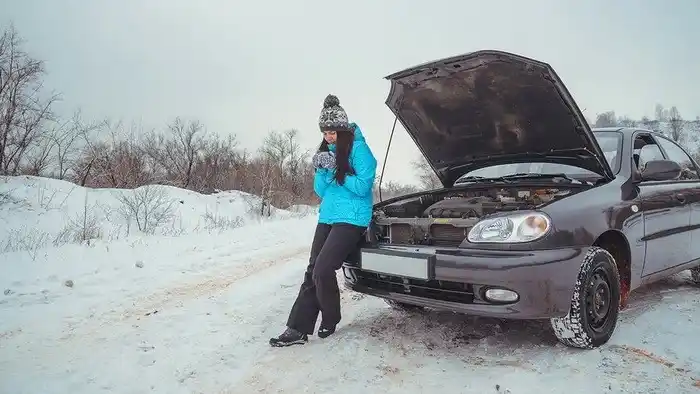 У дівчини взимку зламалася машина