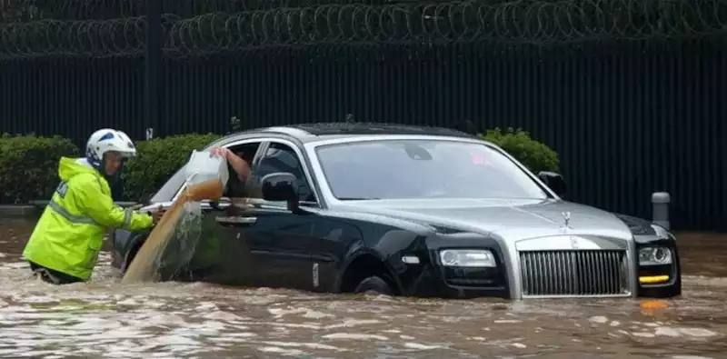 Роллс Ройс в воде