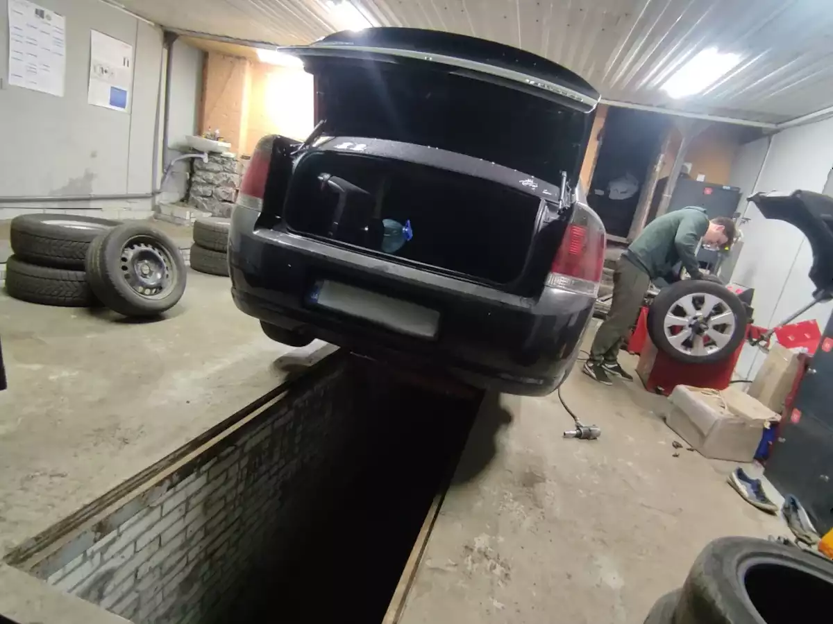 Seasonal tire service