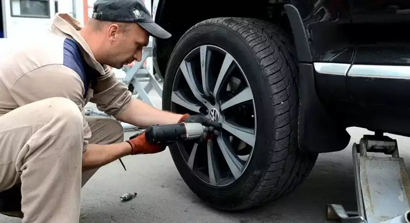 Снятие колеса автомобиля для шиномонтажа