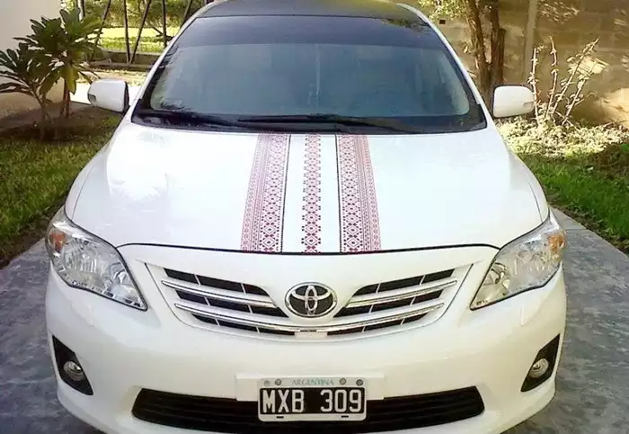 Тойота із українським орнаментом (у вишиванці)