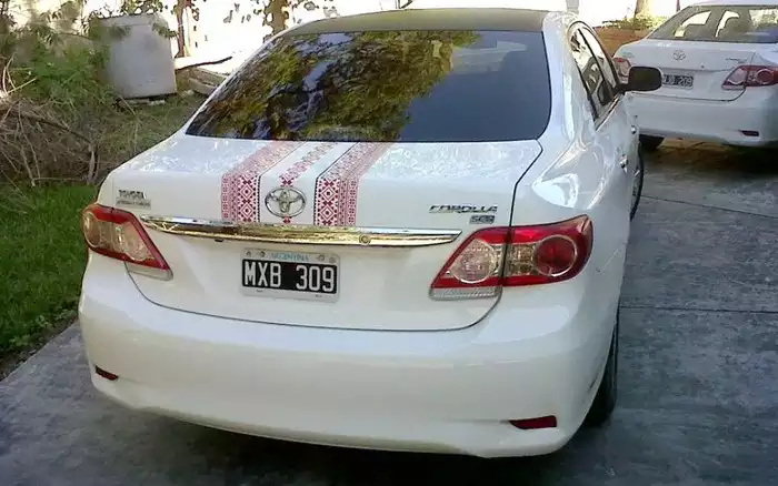 Тойота із українським орнаментом (вид ззаду)