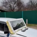 Обычное металлопластиковое окно вместо лобового стекла на автомобиле