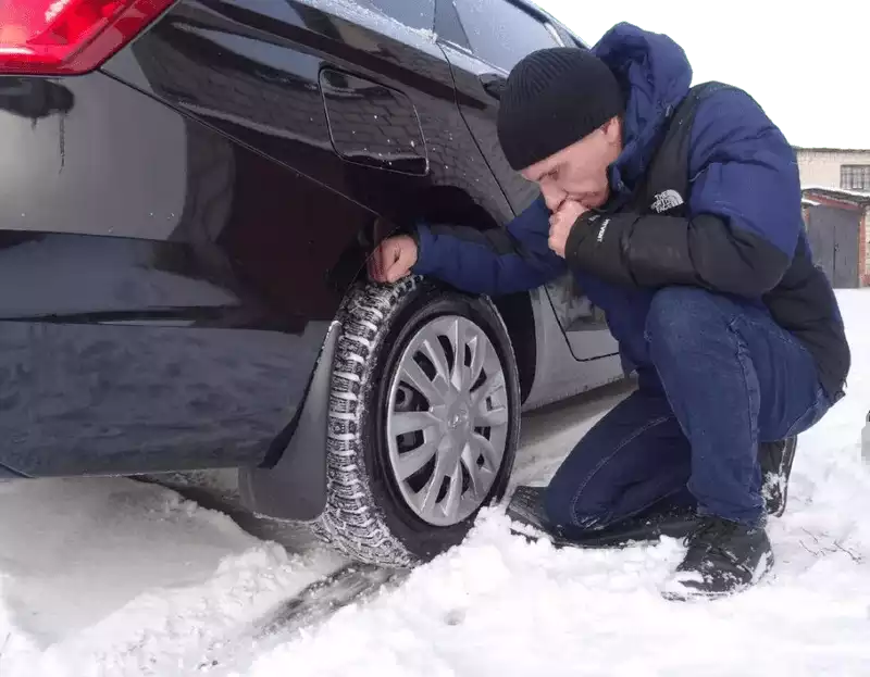 Чи можна ставити авто на ручник взимку і коли цього краще не робити